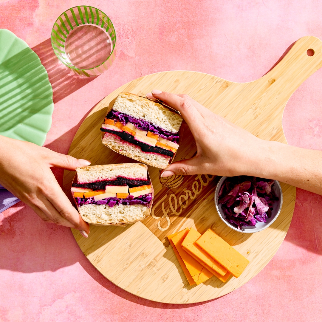 Florettesalad's tweet photo. With #back2school round the corner, it's time to level up the packed lunch 🙌 Our Cheese and Slaw Doorstop Sandwich makes for an #unFloretteble sarnie everyone will love! 🧀

Full recipe here: https://t.co/q9i37DLibg https://t.co/jPp7VcSSjR
