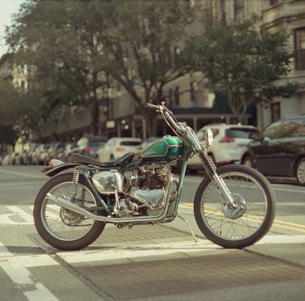 LowbrowCustoms's tweet photo. Whoa this 1957 Pre-unit from @markusklaine is super nice! Really really clean and has a great stance! #triumph #customtriumph #preunittriumph #motorcycles #vintagetriumph #preunit #custompreunit https://t.co/Q7BaFo7w86