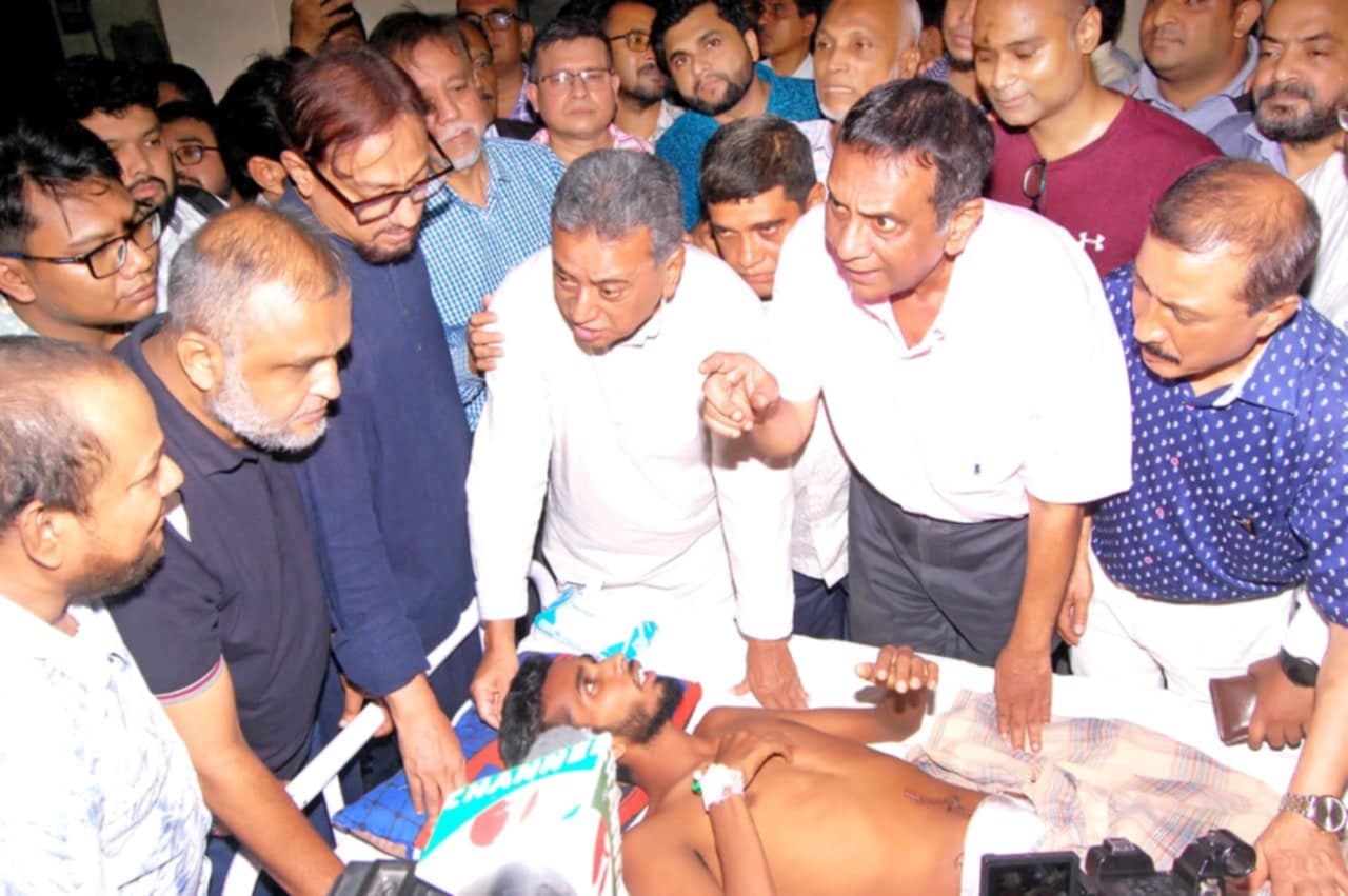 চট্টগ্রাম মেডিকেলে বৈষম্য বিরোধী আন্দোলনে আহতদের দেখতে গিয়ে আমীর খসরু মাহমুদ চৌধুরী