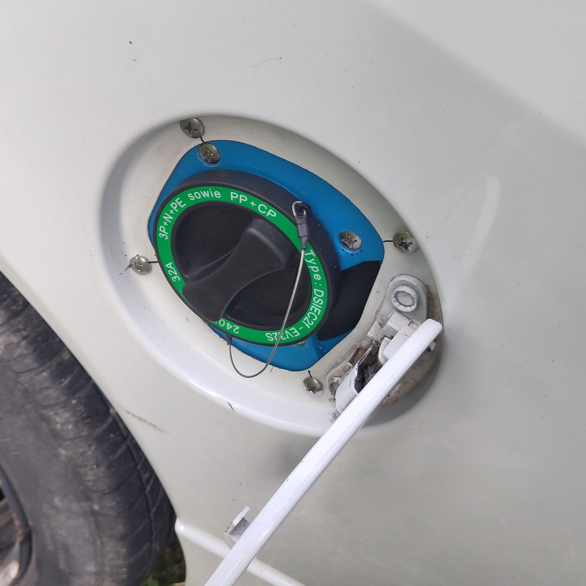 RemiCrameri's tweet photo. Hier noch mit aufgesetztem #Tankdeckel aus anderer Perspektive. Nun machen wir uns an die interne #Verkabelung, damit auch mir den Ladestationen kommuniziert werden kann. (🧵->) https://t.co/HwWbt48Ufs