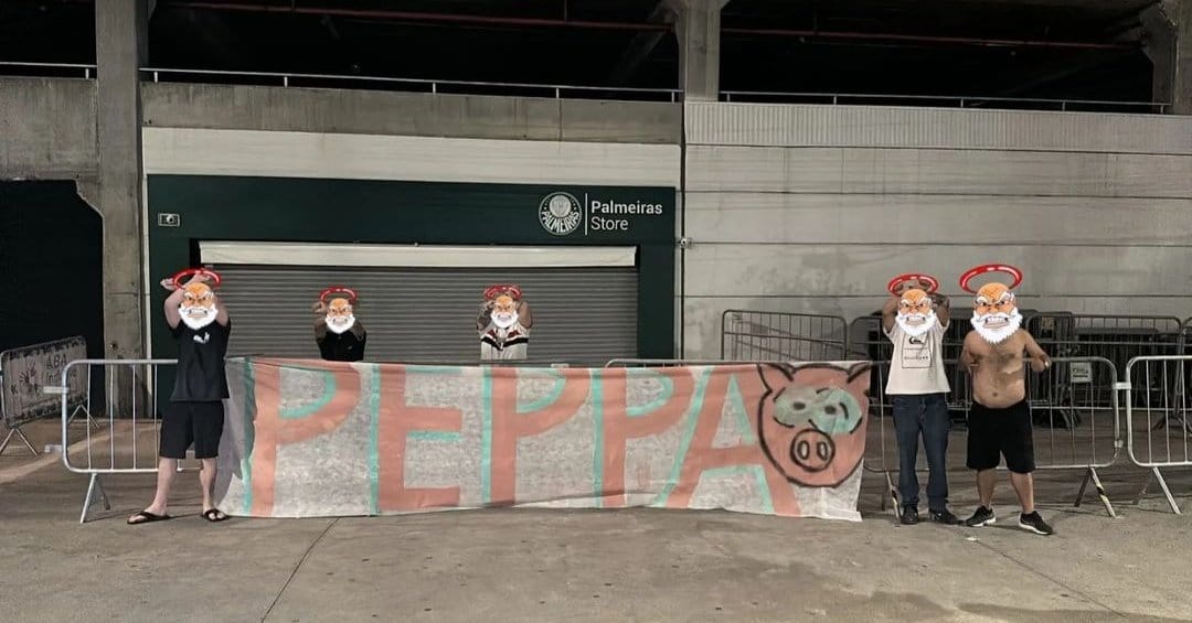 Faixas com provocações da torcida do São Paulo, pelas ruas da capital paulista, aos palmeirenses, nesta madrugada (18). Hoje tem o clássico paulista 'Choque-Rei' entre Palmeiras e São Paulo pelo Brasileirão.

📷: Instagram / torcidaindependentecentro