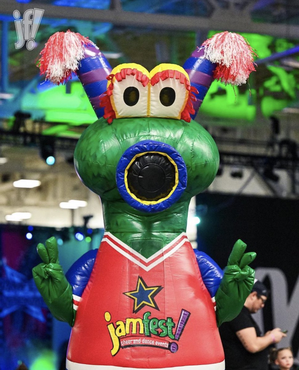 𝓜 (@retiredcheerr) on Twitter photo 