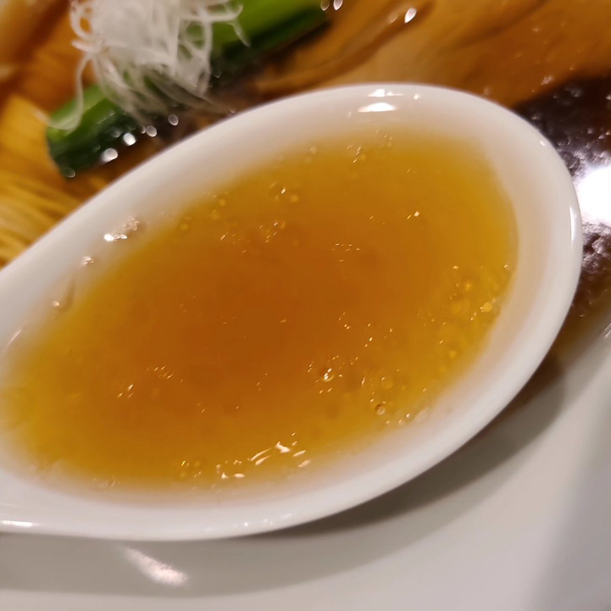 omune's tweet photo. ずっと行ってみたかったMATSUIさん。
煮干し醤油をオーダー。美しい麺線はさすが柴崎亭出身と拍手送りたくなります。スープを頂くと、煮干しはそこまで主張せず、優しい海の香りとコク深い醤油がしっかりと広がります。とても美味しいラーメンでした！
#RAMENMATSUI
#ラーメン好きな人と繋がりたい https://t.co/5zLRU62DEg