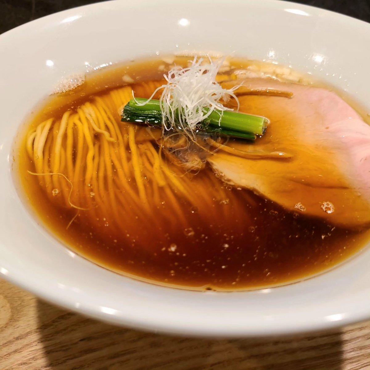 omune's tweet photo. ずっと行ってみたかったMATSUIさん。
煮干し醤油をオーダー。美しい麺線はさすが柴崎亭出身と拍手送りたくなります。スープを頂くと、煮干しはそこまで主張せず、優しい海の香りとコク深い醤油がしっかりと広がります。とても美味しいラーメンでした！
#RAMENMATSUI
#ラーメン好きな人と繋がりたい https://t.co/5zLRU62DEg