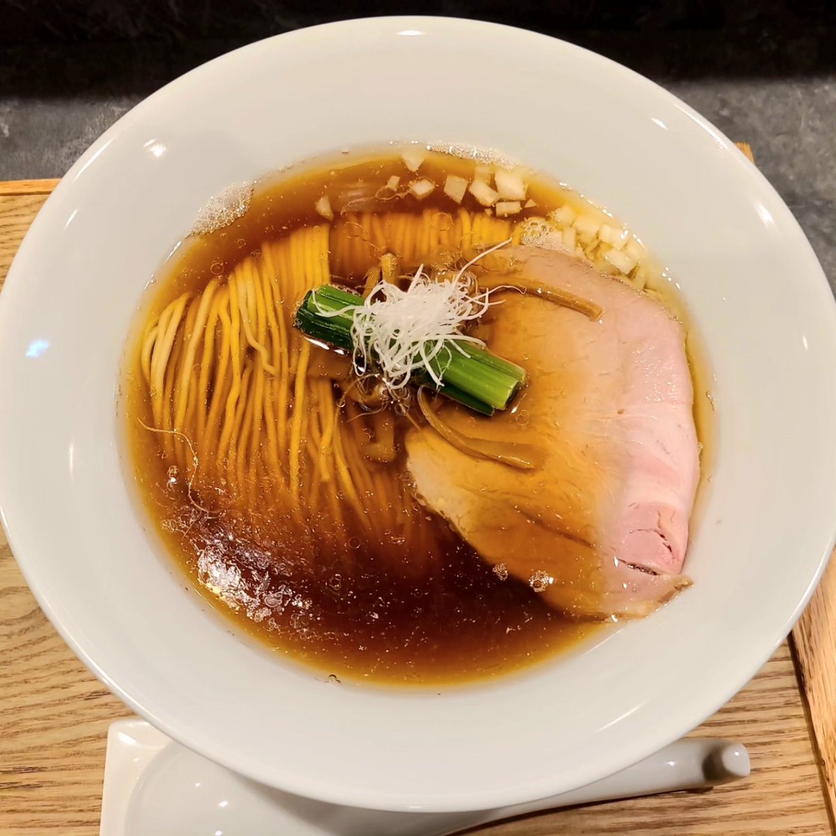 omune's tweet photo. ずっと行ってみたかったMATSUIさん。
煮干し醤油をオーダー。美しい麺線はさすが柴崎亭出身と拍手送りたくなります。スープを頂くと、煮干しはそこまで主張せず、優しい海の香りとコク深い醤油がしっかりと広がります。とても美味しいラーメンでした！
#RAMENMATSUI
#ラーメン好きな人と繋がりたい https://t.co/5zLRU62DEg