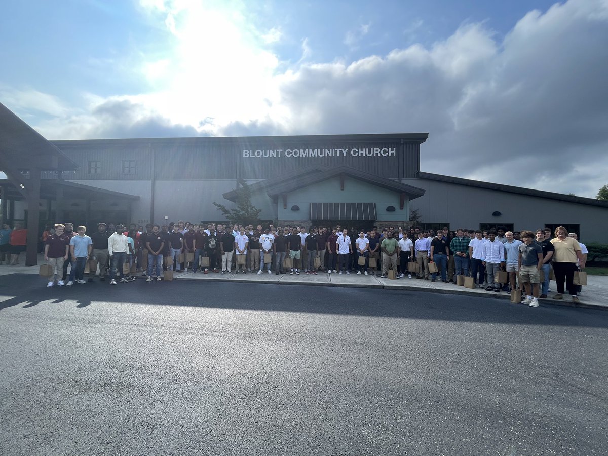 QBCoachFox's tweet photo. Had a great time yesterday with the family coming to see us in our first day in pads, then worshiped together this morning at Blount Community Church. Day 4 this afternoon! Stack days! https://t.co/aWSVvlrYiX