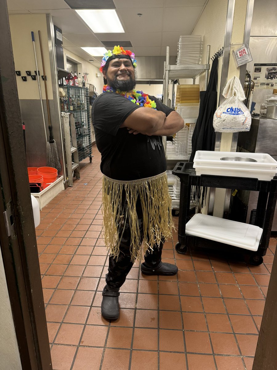Ross_Kim_'s tweet photo. Little late but Friday was Hawaiian Shirt Day! Of course my team didn’t disappoint!! #CultureMatters #Chilis1856
@DazioDevin https://t.co/yp5nRiJU9M