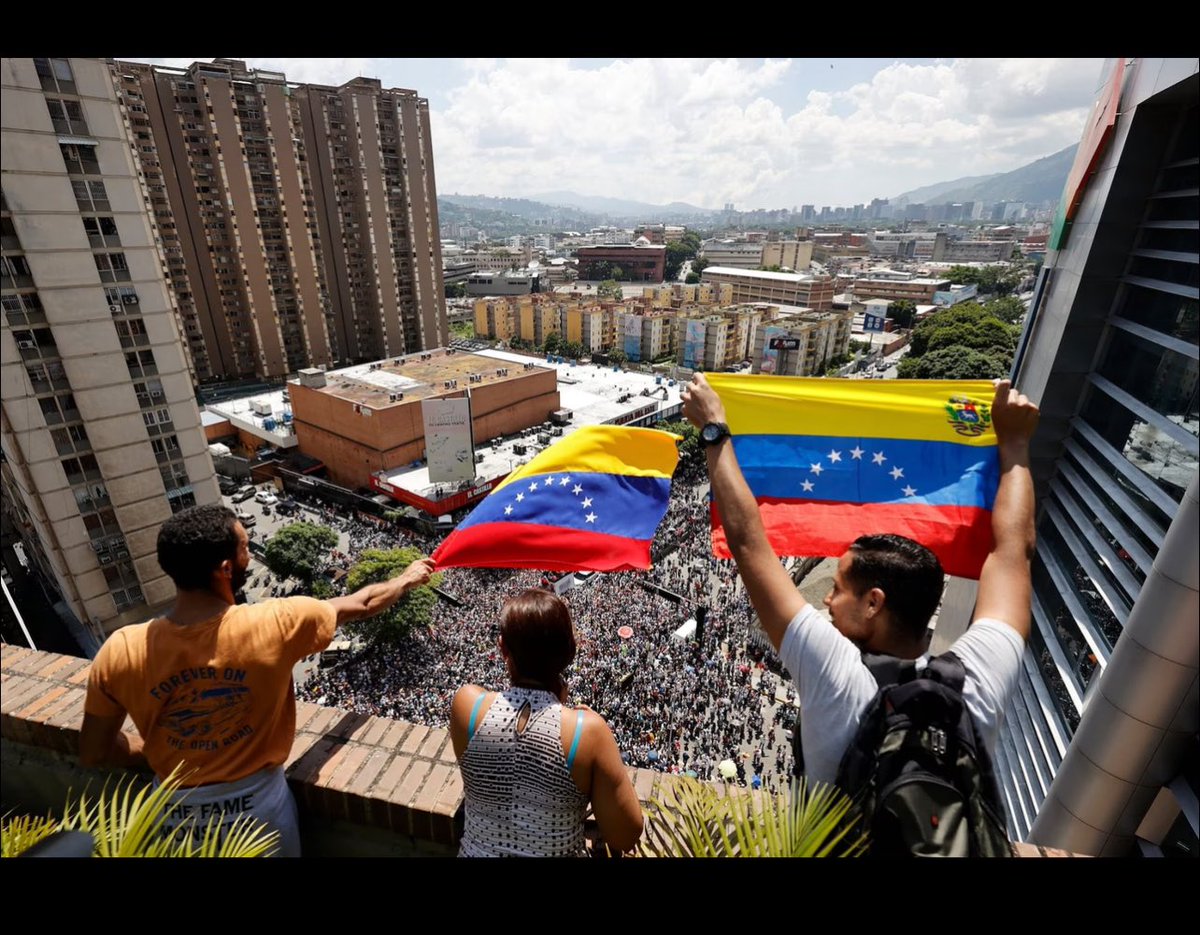 BruceMacMaster's tweet photo. Y nos vamos a quedar callados como país frente a los reclamos de democracia de este “constituyente primario” ? 
Sinceramente es incomprensible la posición de Colombia 

Así se vivió la “protesta mundial” por Venezuela en Caracas: “Hoy tenemo... https://t.co/QybXsN8zND vía @YouTube