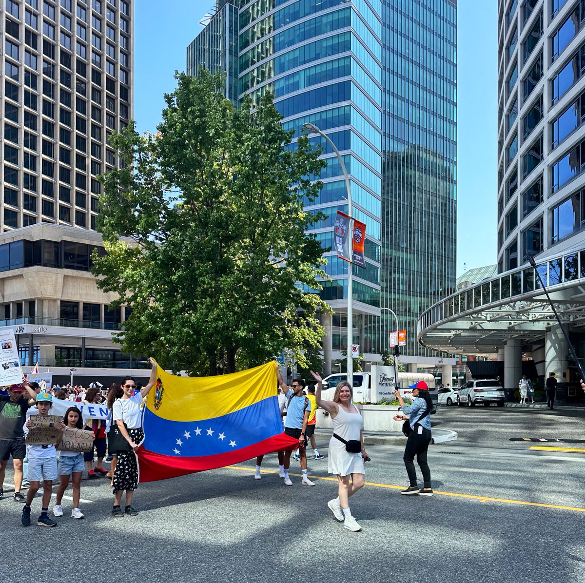 EmmaRincon's tweet photo. 🇨🇦 @StephanieKusie: "Orgullosa de encabezar el llamamiento por la democracia y la libertad durante la protesta mundial de este fin de semana por Venezuela en las calles de Vancouver.

Los conservadores somos firmes en nuestro apoyo al pueblo de Venezuela en su lucha contra el régimen socialista del dictador Maduro": https://t.co/JKTtW1fnkP