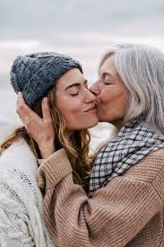 LunaGitana0333's tweet photo. Lo Suficiente 
Hace poco tiempo cuando estaba en el aeropuerto escuché por casualidad a una madre e hija que se estaban despidiendo...
Cuando anunciaron la partida del vuelo ellas se abrazaron y la madre dijo:
- "Te amo y te deseo lo suficiente".
La hija respondió:
- "Madre, nuestra vida juntas ha sido más que suficiente. Tu amor es todo lo que he necesitado.
También te deseo lo suficiente". Ellas se saludaron con un beso y la hija partió.
La madre pasó muy cerca de donde yo estaba sentada y noté que ella necesitaba llorar.
Traté de no observarla para no invadir su privacidad, pero ella se dirigió hacia mí y me preguntó:
- "Alguna vez se ha despedido de alguien sabiendo que era para siempre?".
- Sí, lo he hecho - respondí.
Perdón por preguntar - contesté -, pero ¿por qué esta despedida es para siempre?
- Yo soy una mujer vieja y ella vive muy lejos de aquí. La realidad es que su próximo viaje será para mi funeral, dijo.
- Cuando se despidió de ella escuché que le dijo "te deseo lo suficiente". ¿A qué se refiere?
Comenzó a sonreír. 
Eso es un deseo que hemos transmitido de generación en generación. ..
Mis padres solían decirlo...
Ella hizo una pausa y miró hacia arriba como si tratara de recordarlo en detalle, luego sonrió aún más.
- Cuando decimos "Te deseo lo suficiente", deseamos que la otra persona tenga una vida llena de sólo lo suficientemente bueno para vivir.
Entonces, dirigiéndose hacia mí, ella compartió lo siguiente como si lo estuviera recitando de memoria:
"Te deseo que tengas suficiente sol para mantener tu espíritu brillante",
"Te deseo suficiente lluvia para que aprecies aún más el sol" ,
"Te deseo suficiente felicidad para que tu alma esté viva"
"Te deseo suficiente dolor para que las pequeñas alegrías de la vida parezcan más grandes"
"Te deseo que tengas suficientes ganancias que satisfagan tus necesidades"
"Te deseo suficientes pérdidas para que aprecies todo lo que posees."
"Te deseo suficientes bienvenidas para que logres soportar las despedidas".
Luego ella comenzó a llorar y se alejó.
Se dice que toma un minuto encontrar a una persona especial, una hora en apreciarla, un día para amarla, pero una vida para olvidarla.
Toma el tiempo necesario para vivir. 
A todos los que están leyendo esta hermosa reflexión....
Les  Deseo Lo Suficiente !