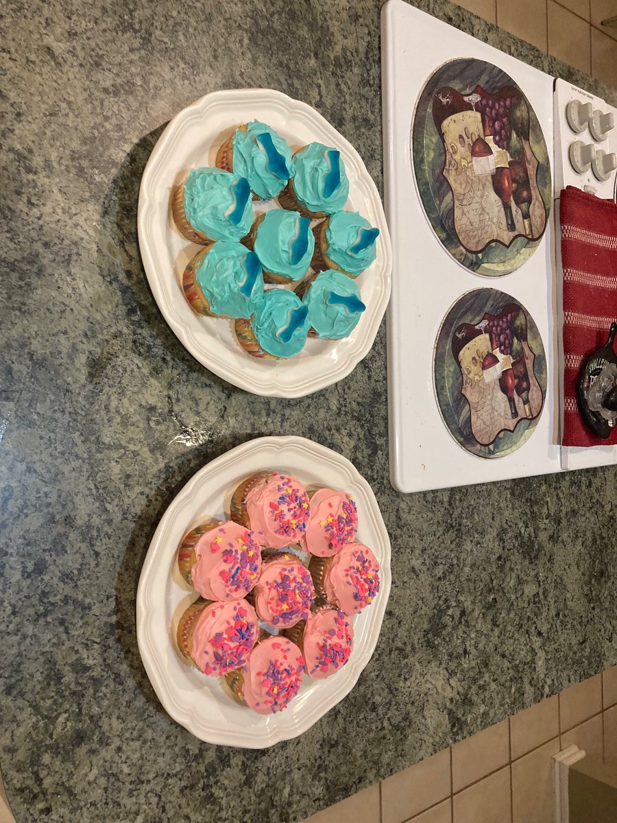6eadgrl's tweet photo. cupcakes my sister made for my birthday last may (they were so good the shark ones were my favorites) #eatingtwt https://t.co/HwPhQ0GSw2