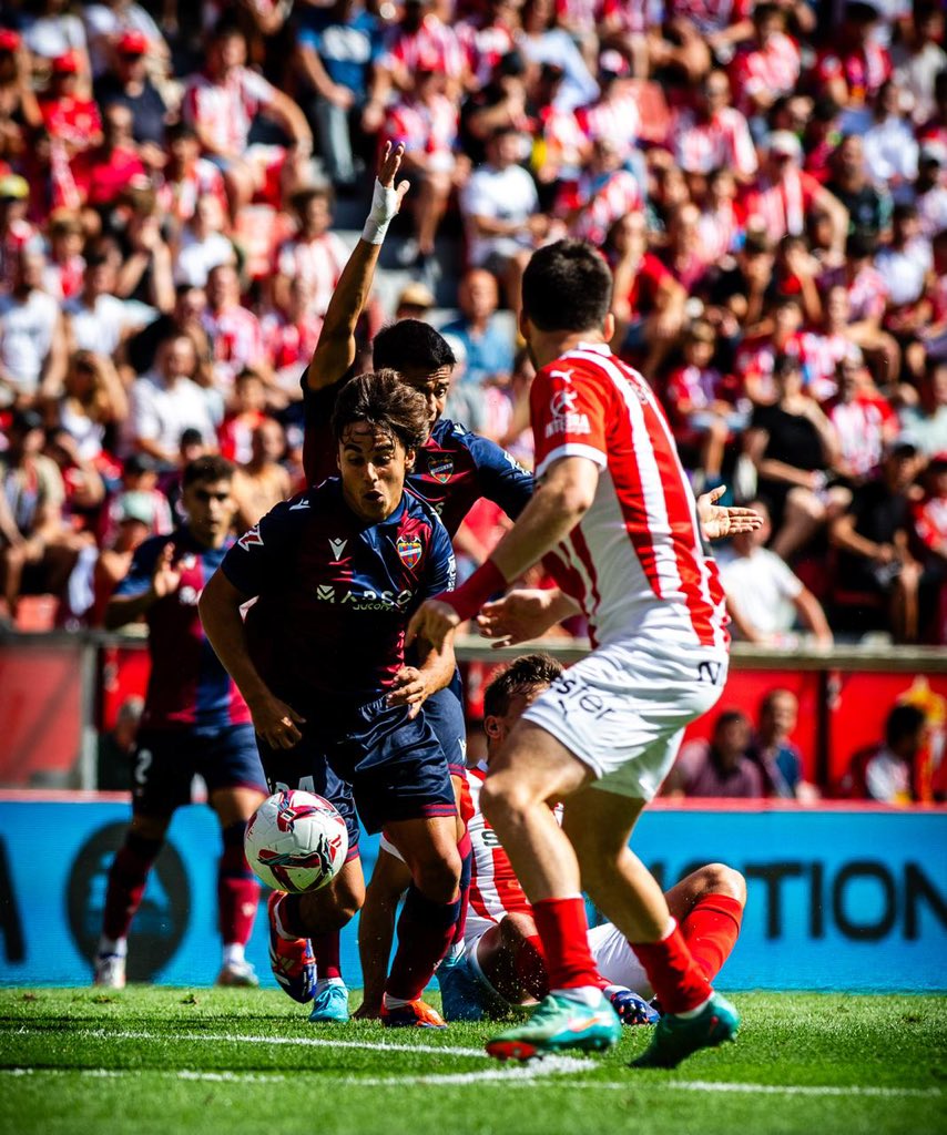 Carlos Álvarez con el balón. Fuente: Levante UD.