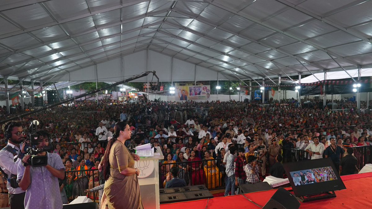 PrasadLadInd's tweet photo. भाजपा मुंबई आयोजित 'लाडक्या बहिणींचा देवाभाऊ' कार्यक्रम प्रसंगी आयोजित कार्यक्रमास उपस्थित होतो. याप्रसंगी अंधेरीतील माता भगिनींनी मा. देवेंद्रजींना भरभरून आशीर्वाद दिले.

महाराष्ट्र भाजपाच्या महिला मोर्चाच्या अध्यक्षा श्रीमती चित्राताई वाघ आणि श्री मुरजीभाई पटेल यांच्या माध्यमातून आयोजित करण्यात आलेल्या या कार्यक्रमास मोठ्या संख्येने माता भगिनी उपस्थित होत्या.

@Dev_Fadnavis  
#Maharashtra #Rakshabandhan #MajhiLadkiBahinYojana #DevendraFadanvis