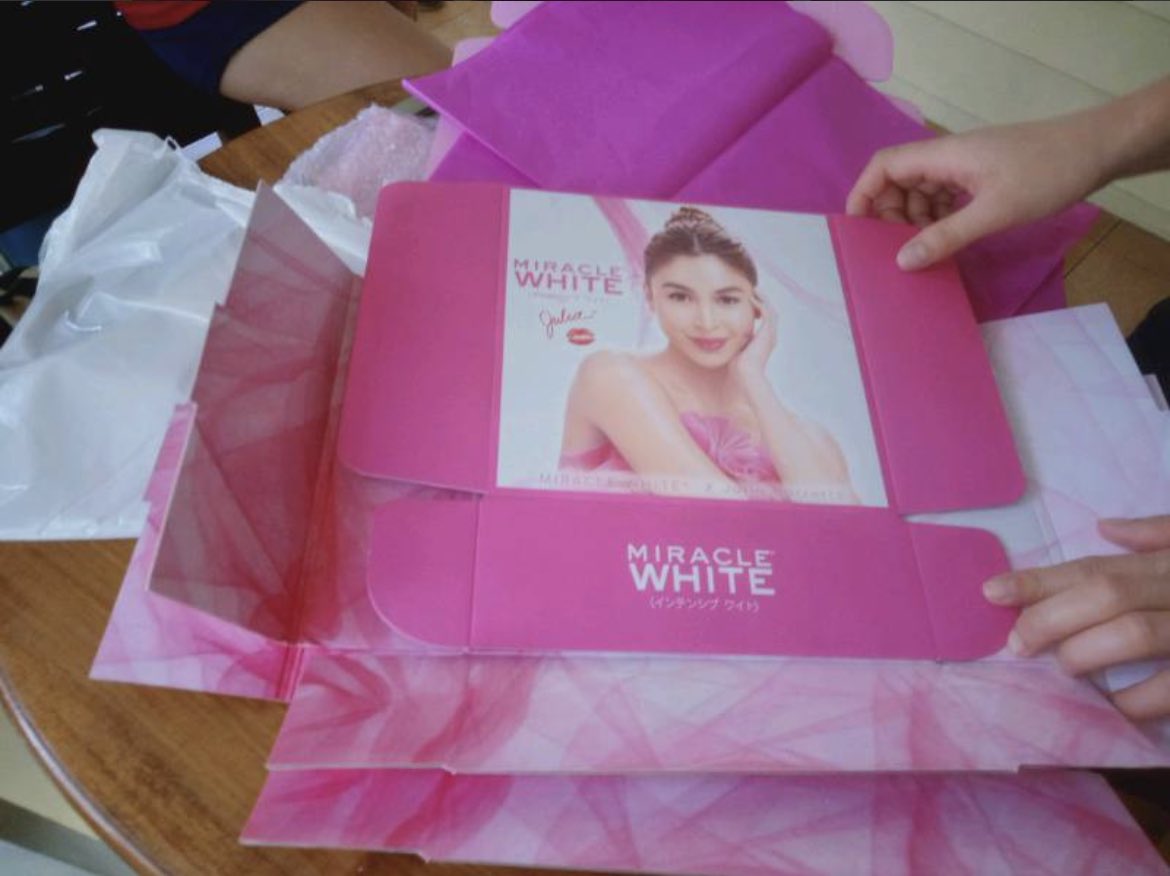 queenbaeretto's tweet photo. I checked Miracle White meron silang binebenta na box alone with Julia B’s face on it. Ang cute as a memorabilia lang if you like 

#MiracleWhite https://t.co/PENgFiutzK