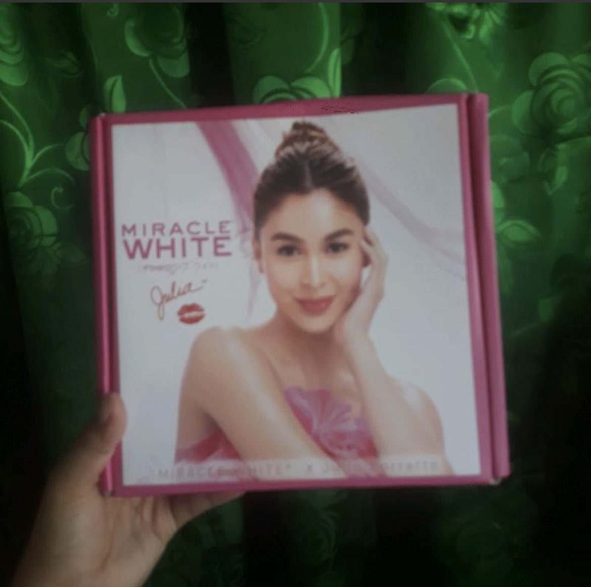 queenbaeretto's tweet photo. I checked Miracle White meron silang binebenta na box alone with Julia B’s face on it. Ang cute as a memorabilia lang if you like 

#MiracleWhite https://t.co/PENgFiutzK