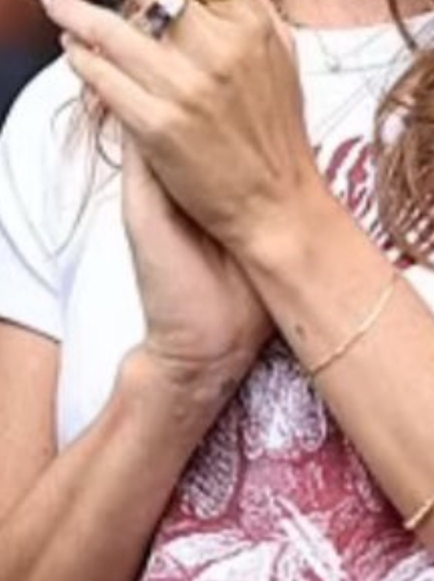 📸| Nueva foto de Niall junto a Amelia!

‼️ PARECE SER QUE NIALL SE HA HECHO SU PRIMER TATUAJE Y AMELIA TAMBIEN LO TIENE! 👀