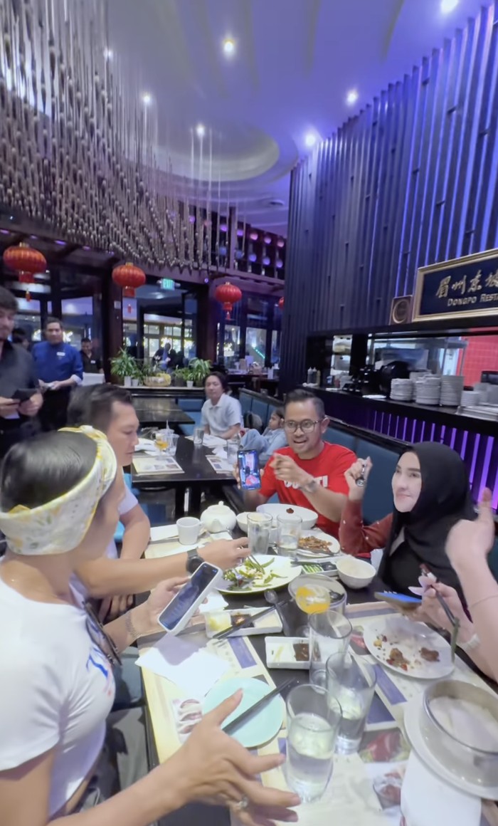 detikfood's tweet photo. #Foto Shandy Purnamasari disorot usai pecah kongsi dengan Maharani Kemala. Gini momen manis mereka saat dulu kulineran bareng❤️
Lihat fotonya di sini!
>> https://t.co/VjCJ5At9Ro
Foto: Instagram/shandypurnamasari
#detikfood #shandypurnamasari #juragan99 #msglow https://t.co/9ifO185tWV
