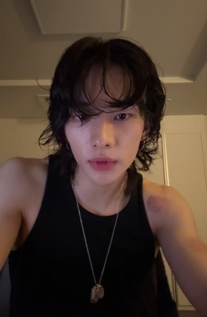 hyunjinpost's tweet photo. hyunjin is live!!!!! https://t.co/ap0llMMJUF