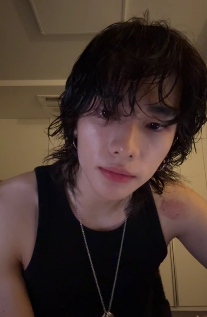 hyunjinpost's tweet photo. hyunjin is live!!!!! https://t.co/ap0llMMJUF
