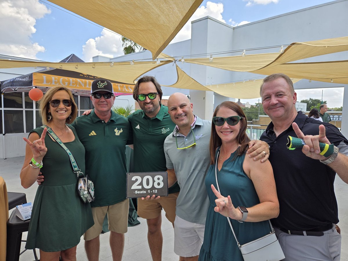 SouthsideTG208's tweet photo. Was great to welcome coach to Tampa with a 208 Pic. Looking forward to baseball already! 
@USFBaseball @shell924 @DrewGreenBull #208 #BullsBlockParty 🤘⚾️ https://t.co/mj3YAPPGc1