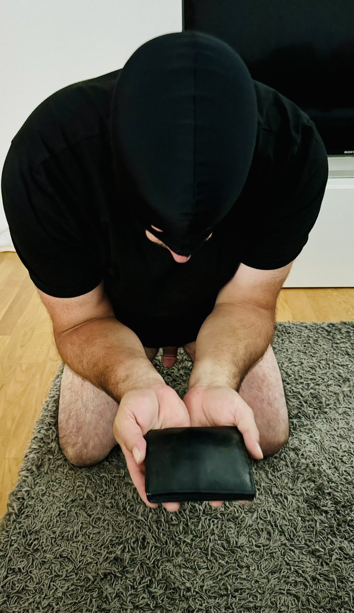 AlphaAndy6's tweet photo. Bevor mein #zahlsklave zum Dienst antritt, übergibt er mir erstmal sein Portmonee. Während ich mich bedienen lasse, nehme ich mir immer mehr Kohle. 💶💰😈😏
#findom #zahlherr #finsub #zahldepp 
@YoungMasterRT @fagslave18 @Rt4CashMaster @RTGamePromo @FatAndUglySlug @PigRipe https://t.co/TbFB2UDwct