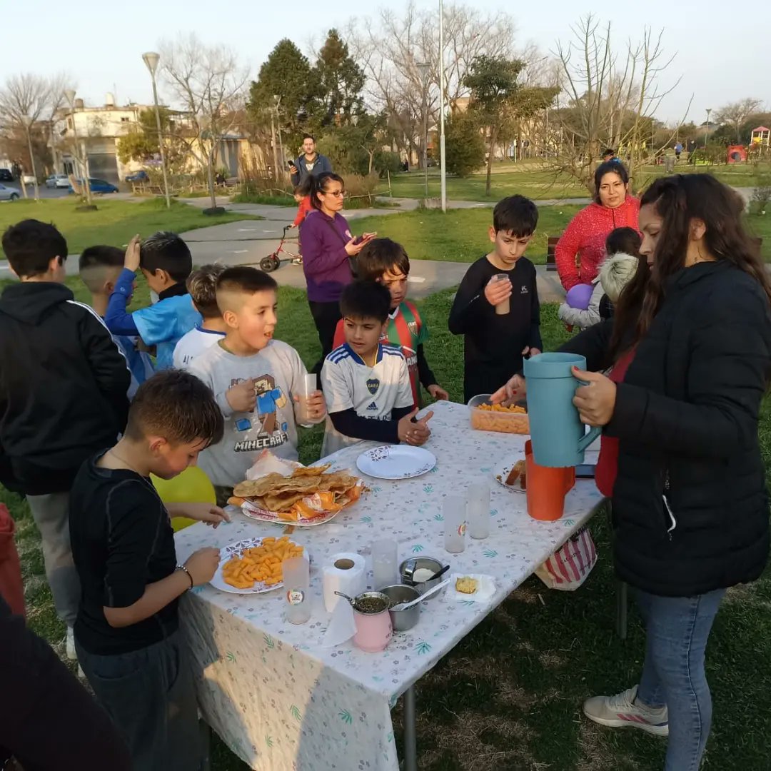 LibresMoron's tweet photo. 📢 El dia de ayer nuestros compañeros juntos a Los Compañeros de Jovenes del Sur festejaron el dia de las infancias en La Plaza Goria (Haedo), compartieron una linda tarde de juegos,una rica merienda y repartieron golosinas para todos los niños que se acercaron al evento🥰👧🧑 https://t.co/Swx0urqdN2