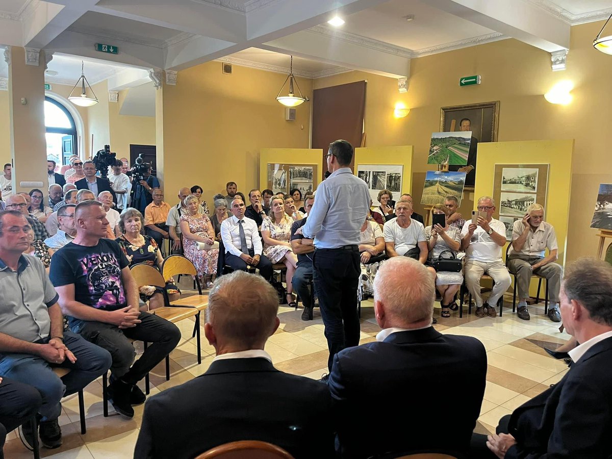 Michal5320's tweet photo. Spotkania z Premierem @MorawieckiM w Nowym Brzesku i Koszycach 🇵🇱 Liczna frekwencja i świetna atmosfera 💪 https://t.co/yBM0k6yHeP