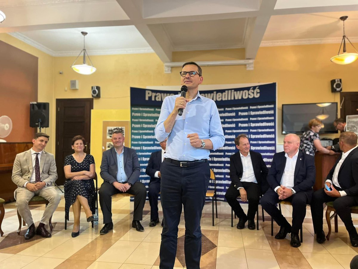 Michal5320's tweet photo. Spotkania z Premierem @MorawieckiM w Nowym Brzesku i Koszycach 🇵🇱 Liczna frekwencja i świetna atmosfera 💪 https://t.co/yBM0k6yHeP