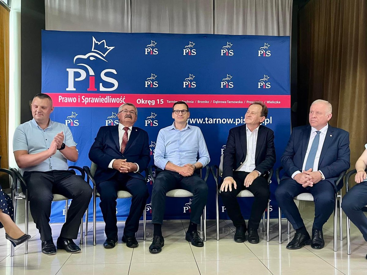 Michal5320's tweet photo. Spotkania z Premierem @MorawieckiM w Nowym Brzesku i Koszycach 🇵🇱 Liczna frekwencja i świetna atmosfera 💪 https://t.co/yBM0k6yHeP