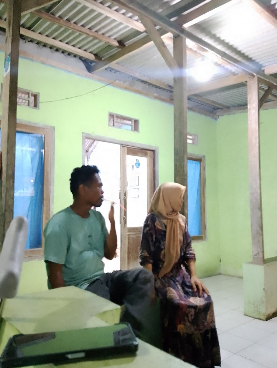 istiqomahyu's tweet photo. Tadi lagi duduk di depan rumah, abis makan bareng sama umi abi.
Tiba tiba ada ibu" sama bapak" lewat dorong motor, di panggil lah sama umi. Bu duduk dulu, sini mampir. Nah kebetulan makanan nya blm di rapihin kan. Di tawarin makan minum tuh, keliatannya mereka capek banget cont- https://t.co/EInRZJcshh