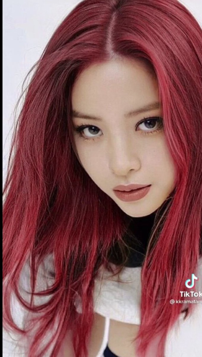 shnnryu's tweet photo. if you think of #ryujin with red or orange hair, she looks really good on her, I hope she uses one of these hairs in this comeback, please shin ryujin,
 we need this!!!
@ITZYofficial #ITZY #MIDZY #SHINRYUJIN https://t.co/Zje5Z3D0H6