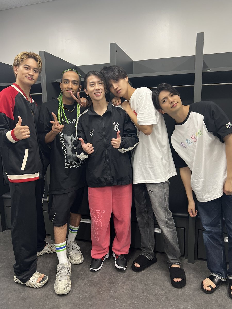 fanAegrouppress's tweet photo. ◤￣￣￣￣￣￣￣￣￣￣
Aぇ! group Debut Tour 
～世界で1番AぇLIVE～ 
＿＿＿＿＿＿＿＿＿＿＿◢

 #世界で1番AぇLIVE Tour Final@有明アリーナありがとうございました🙏

皆さんのおかげで素晴らしいツアーになりました🤗
またお会いしましょう🙌

2ndシングル #GottaBe もお楽しみに👁

#Aぇǃgroup https://t.co/B2JzknbslD