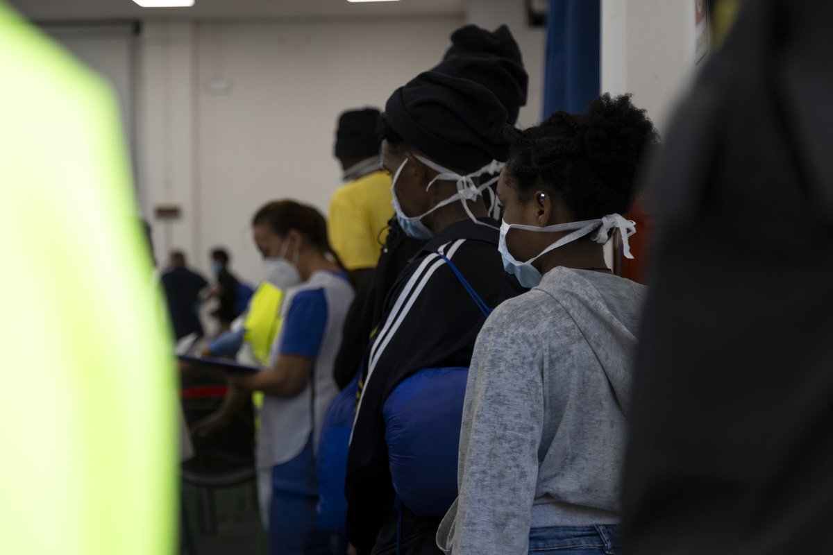 ✅️ OPERAZIONI COMPLETATE

Anche grazie all’impegno dei Volontari della #CRIToscana, le 57 persone soccorse dalla nave #GeoBarents di <a href="/MSF_ITALIA/">MediciSenzaFrontiere</a> sono finalmente al sicuro sulla terraferma a #Livorno, in attesa del trasferimento nelle strutture individuate.

#OvunquePerChiunque
