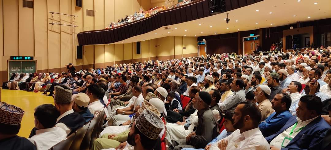 TahirulQadri's tweet photo. Shaykh-ul-Islam Dr. Tahir-ul-Qadri addressed a Seerat-un-Nabi ﷺ Conference at the Academic Community Hall, Baptist University, Kowloon Tong, Hong Kong, emphasising that the love for Prophet Muhammad ﷺ is the shared treasure of the Muslim Ummah. 

The conference was attended by Dr. Hassan Mohi-ud-Din Qadri (Chairman Supreme Council, MQI), Prof. Dr. Hussain Mohi-ud-Din Qadri (President, MQI), Dr. Ghazala Qadri (President, MWL International), Shaykh Hammad Mustafa al-Madani al-Qadri, Mrs. Safa Hammad Qadri, and Shaykh Ahmad Mustafa al-Arabi al-Qadri, among others.

During the event, Shaykh-ul-Islam Dr. Tahir-ul-Qadri announced the formation of the "Milli Majlis-e-Seerat Hong Kong" to promote the idea of unity within the Muslim Ummah and to end sectarianism for the revival of Islam. He urged the Muslim community in Hong Kong to celebrate religious events together, setting an example of unity and solidarity that reflects the teachings of the Prophet Muhammad ﷺ.

He further stated that scholars and representatives from all schools of thought, including Minhaj-ul-Quran, would be part of the Executive Council of this Majlis, which will organise the "Milli Seerat-un-Nabi ﷺ Conference" in celebration of the Prophet’s birth, and arrange various conferences in Rabi’ al-Awwal at Kowloon Mosque and other mosques across Hong Kong.

He emphasised that the love for Prophet Muhammad ﷺ is a common asset for all Muslims and that unity and harmony should be promoted on this basis, thereby avoiding the dangers of discord and division. He highlighted that to be a true Muslim, one must first be a good human being—honest, truthful, and free from deceit. He explained that the Prophet ﷺ provided 14 principles for a peaceful and prosperous society, urging Muslims to embody these teachings in their daily lives. 

The conference was attended by various dignitaries, including Mian Ali Imran (President, Minhaj Asian Council), Dr. Mansoor Mian, Dr. Rizwan Ullah (Kowloon City District Council Member), Chaudhry Muhammad Najeeb (President, Minhaj-ul-Quran International Hong Kong), Allama Muhammad Naseem Naqshbandi (Director, Minhaj-ul-Quran Hong Kong), Mufti Muhammad Arshad (Chief Imam, Kowloon Mosque), Saeed Uddin (Chairman, Board of Trustees), Nadeem Hussain (President, Muhammadiyah Ghausiyah Islamic Association), Allama Gohar Raza Qumi (Imam and Khatib, Hussainia House Hong Kong), Qamar Zaman Munhas (General Secretary, Board of Trustees), and many others from various walks of life, along with Minhaj-ul-Quran leaders, workers, and the general public.

#Seerah #Conference #IslamicConference #ProphetMuhammad #IslamicTeachings #IslamicScholars #SpiritualDiscourse #IslamicUnity #InterfaithHarmony #Interfaith #Harmony #MQI #MinhajulQuran #HongKongEvents #BaptistUniversity #KowloonTong #HongKong #GlobalIslamicEvents