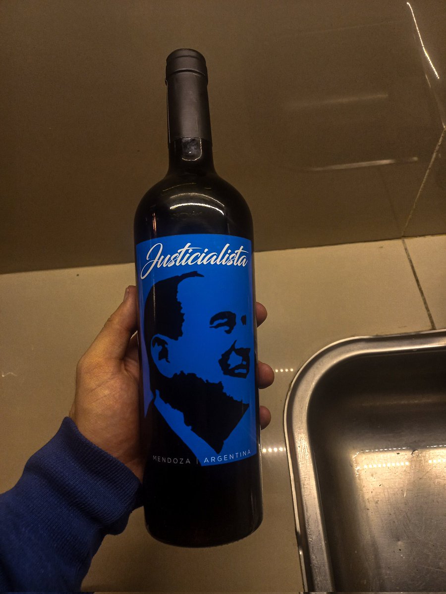 DamiBlancoo's tweet photo. Por qué me dieron tantas ganas de reorganizar el peronismo si sólo me tomé un... Justicialista?? https://t.co/GCAfadDLV4