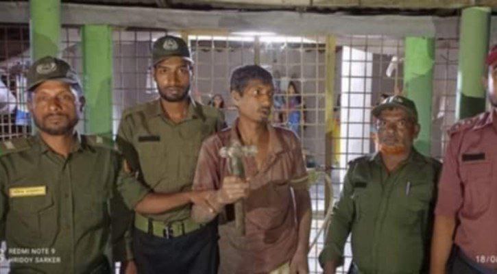 EhsanOnol's tweet image. Nepal Chandra Ghosh (32), a young man of Sanatan religion, was caught by the local Hindu-Muslim crowd while vandalizing a Hindu temple in Purbadhala Upazila of Netrakona.   

 #BangladeshiTruth 
#BangladeshReality