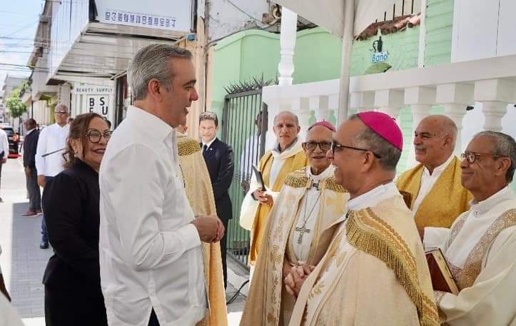 Acompañamos al pdte, Luis Abinader, y a la vicepresidenta, Raquel Peña, a la Catedral Santiago Apóstol, en donde, junto a Héctor Rafael Rodríguez, arzobispo metropolitano de Santiago, y el obispo, Carlos Tomás Morel, desvelizaron la tarja del "Primer Cementerio" de la ciudad.