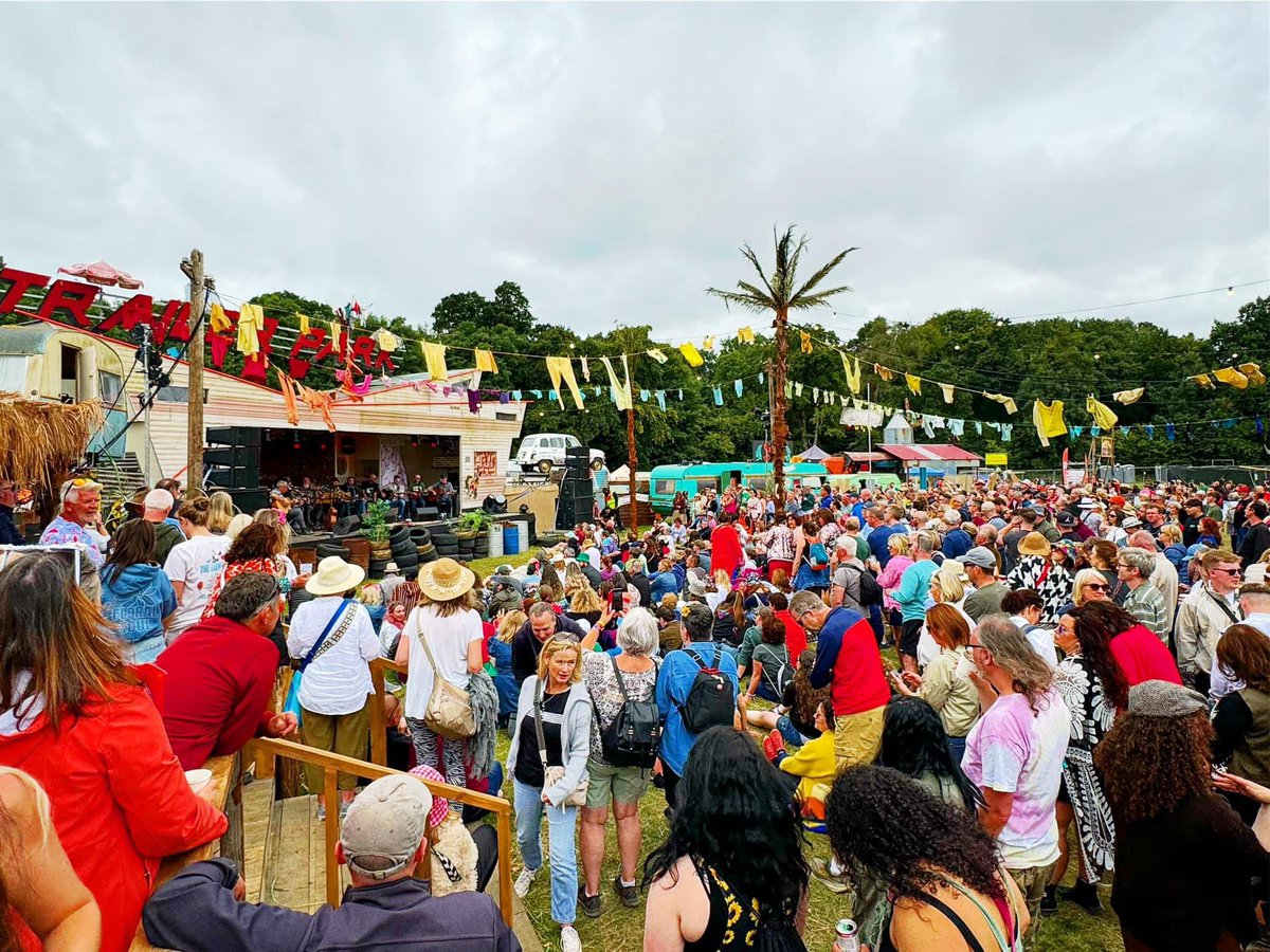 AOMahonyCork's tweet image. Another amazing trip to @EPfestival playing @hotpress tent, #TrailerPark &amp;amp; #SaltyDog  stages ! 
Stars behind the scenes at Trailer Park: Hayley, Murke &amp;amp; Naoise . Amazing girls thank you @WHGuitarClub