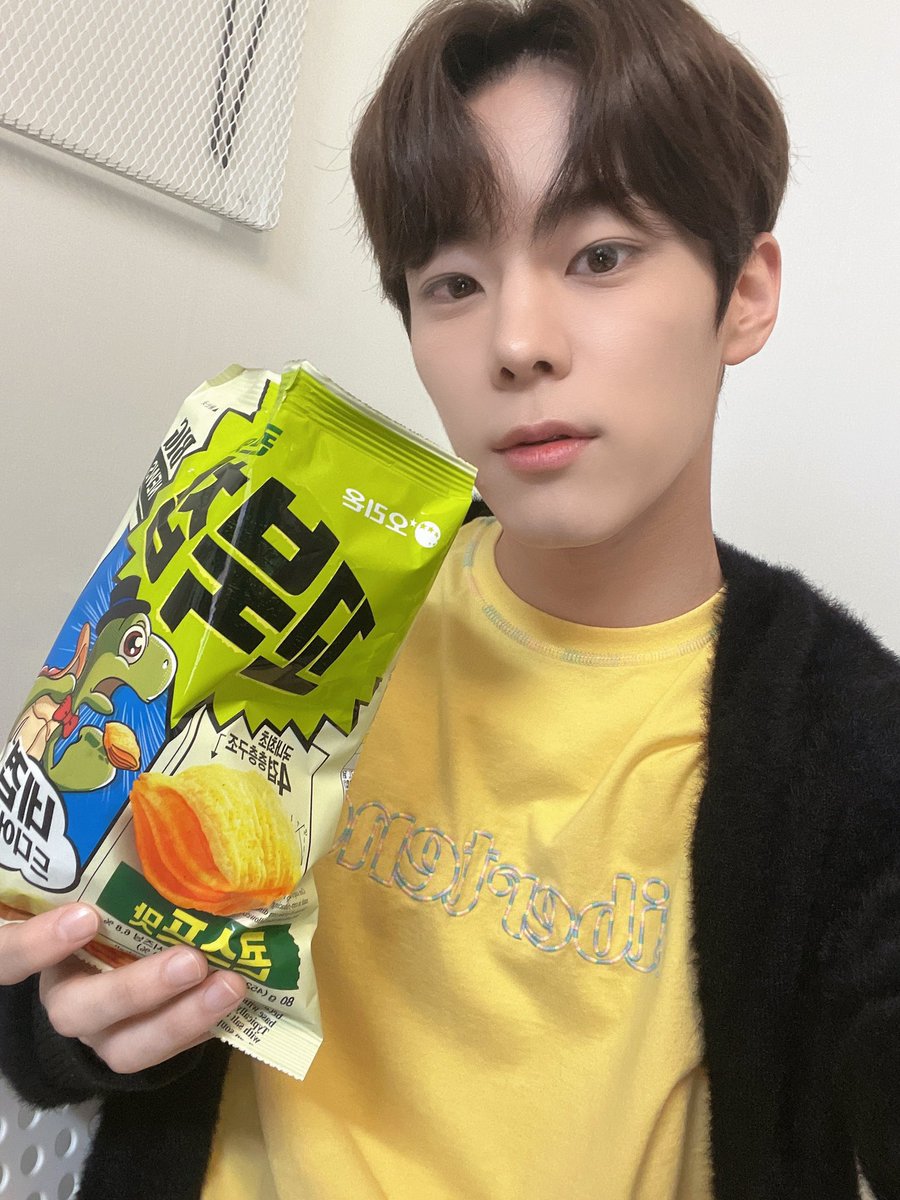 i8waves's tweet image. con snacks de manuelita vivía en peguajo 🐢 me puse a escuchar #𝑙𝕚fǝ𓍢ִ𝕤也·𝕤hör𝕥 de estas bonitas ☆ así que mientras disfruto de buena música también me alimento para que no me regañen ☝️ y me dejen ser parte del #𝕔u𝚙𝕚dʼ𝚜̶̄꛱ꪆ𝚌𝕝ub de paso.

𝑚oon𝚕ight ⋆ 𝚕uke