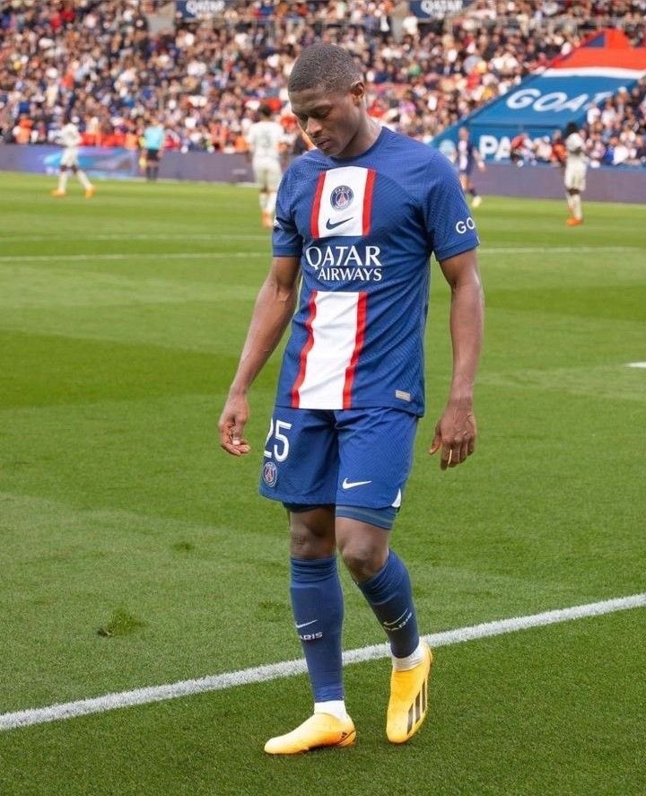 Mendes_PSG's tweet photo. Tweet pas risqué : Nuno Mendes FOUDROIE Ferland Mendy. https://t.co/2Er0an237U