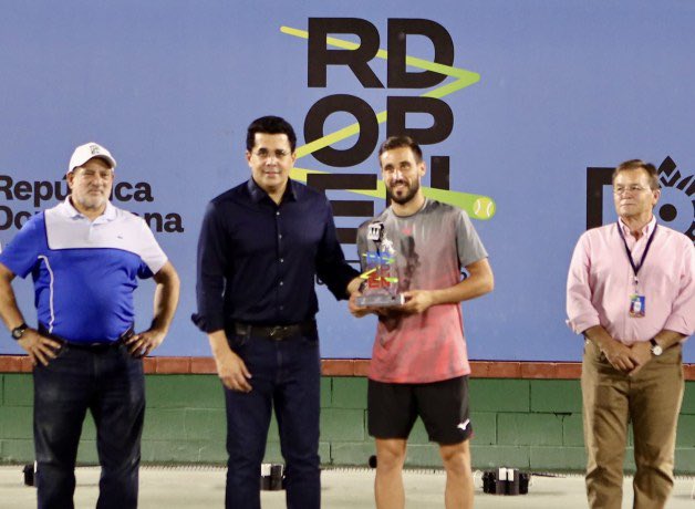 elnuevodiariord's tweet photo. 🎾¡Bicampeonato de Damir Dzumhur!🏆
Nueve años después de haber ganado la primera edición del #RDOpen, el bosnio Damir Dzumhur se convirtió este fin de semana en el primer bicampeón del evento al vencer en la final al ecuatoriano Andrés Andrade por 6-4, 6-4.
#ElNuevoDiarioRD #Deportes