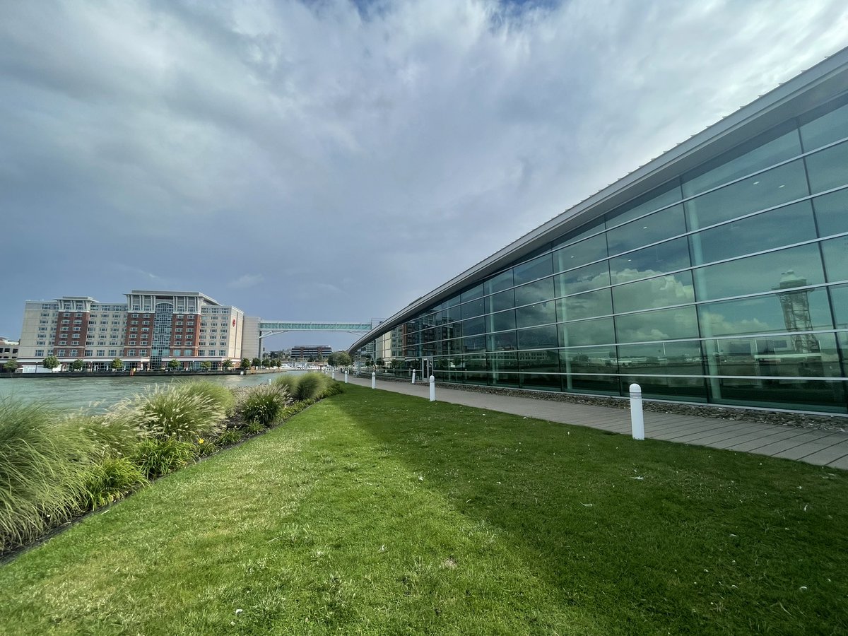 TimWenger716's tweet photo. I hate to say it, but seems to me #Buffalo could learn a lot from Erie, Pa when it comes to waterfront planning. A great mix of restaurants, connected convention center, hotels, active marinas, and yes, green space, where Buffalo has focused too much of its protective interests. https://t.co/6HyABmFyYk