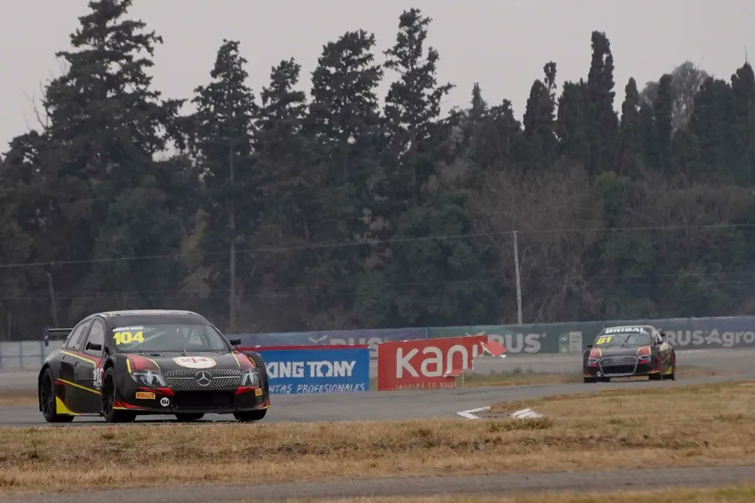 Terceros en el @topracejunior 🏆🏁

Gran trabajo del piloto Orsi, manteniendo el ritmo vuelta tras vuelta, lo que le permitió lograr el 3er puesto.

Por el lado de Flores se vio retrasado debido a la rotura de la 5ta de la caja de cambios. Cruzando la bandera a cuadros en el P6