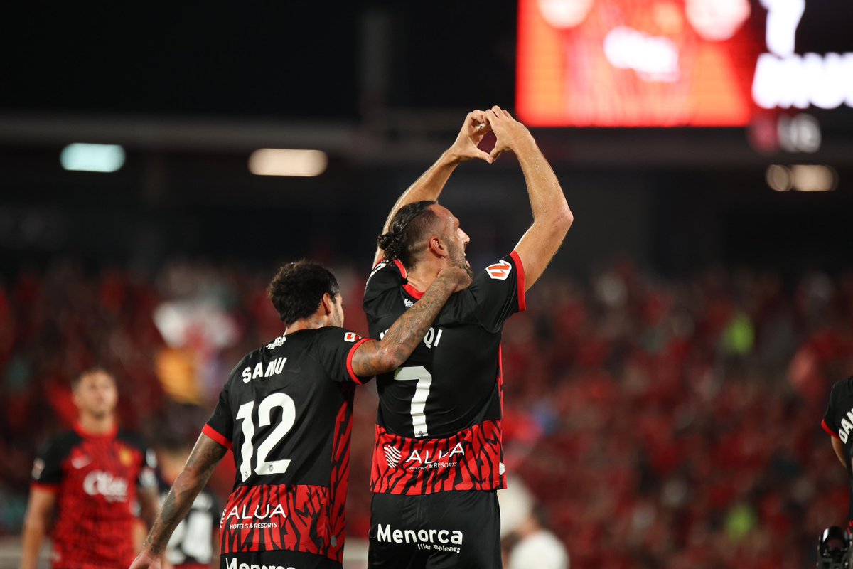 RCD_Mallorca's tweet photo. Buenas noches con mucho amor 🫶🏻 https://t.co/m8H3d3JAab