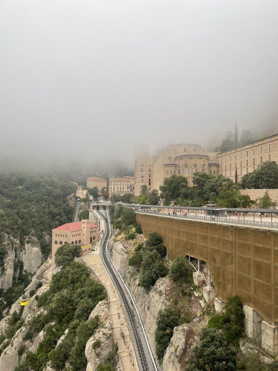 ANECDOTA REFLEXIVA. Hoy en #montserrat comprando un recuerdo digo “hola quería esto" y la dependienta me ha seguido hablando en catalán, hasta el fin de la compra. Llega una chica que habla inglés y la dependienta le habla toda la conversación en inglés... #educacion #reflexion