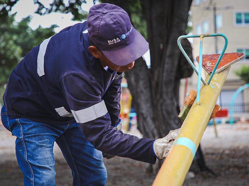 aquilesalvarez's tweet photo. Guayaquil sigue creciendo.

Iniciamos un plan de intervención en 99 parques de nuestra ciudad a través de Parques EP, con labores de mantenimiento, arreglo de juegos infantiles y mejoras en aceras y bancas. 

Estamos trabajando en sectores como La Alborada, Samanes, La Garzota, entre otros.

Vamos por más espacios seguros y agradables para todos.

#CiudadDeTodos