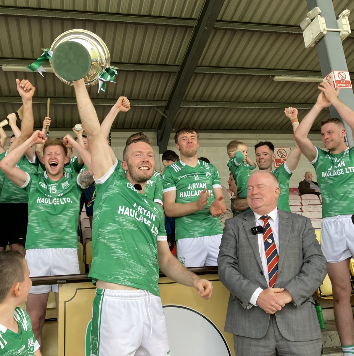 Carlow_GAA's tweet photo. 🇲🇱Congratulations to @NaomhMoling on winning their 29th Carlow Senior Hurling C’ship after a titanic battle with neighbours @MLRangers on a scoreline of 2-25 to 3-16.

Captain Ger Coady was presented with the Willie O’Connor Cup by @Carlow_GAA Chairperson, Jim Bolger.

🇳🇬🥎🇳🇬 https://t.co/MNJLLBZK26