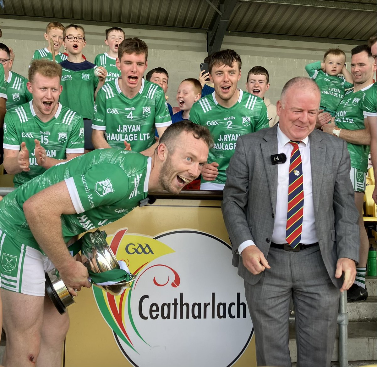 Carlow_GAA's tweet photo. 🇲🇱Congratulations to @NaomhMoling on winning their 29th Carlow Senior Hurling C’ship after a titanic battle with neighbours @MLRangers on a scoreline of 2-25 to 3-16.

Captain Ger Coady was presented with the Willie O’Connor Cup by @Carlow_GAA Chairperson, Jim Bolger.

🇳🇬🥎🇳🇬 https://t.co/MNJLLBZK26