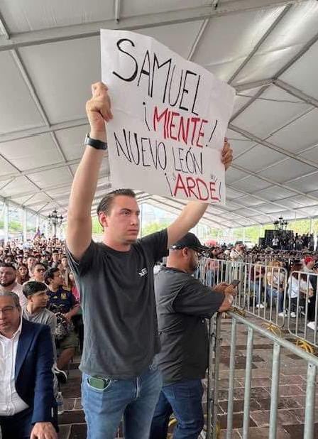 Orgullo_Regio's tweet photo. Mientras Samuel, AMLO y Claudia brindaban sus discursos, un ciudadano se levantó con una cartulina en señal de protesta contra el gobernador de Nuevo León.

No solamente fue abucheado, también exhibido. https://t.co/jxhg0oZtBx