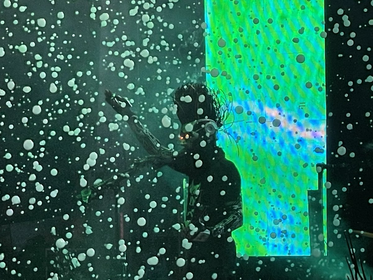 HootieMcOwlface's tweet photo. #StaicX was SO good. Last night, 20 yr fandom come to fruition. ⚡️
🫧 ☁️ Have any of you motherFUCKERS seen fog-bubble machines?!? Every bubble pops into a lil cloud puff.😍
#GotJ24 https://t.co/QKwbAl8Img